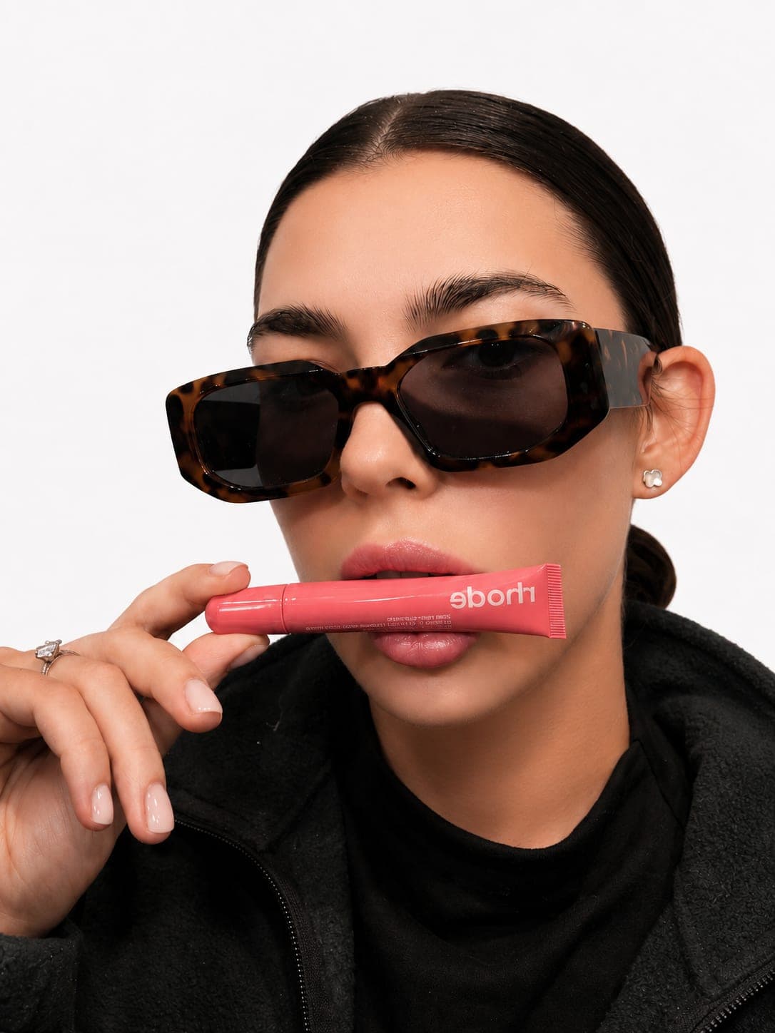Ujęcie beauty z błyszczykiem do ust
